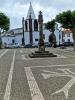 Autofreier Kirchplatz in São Sebastião